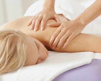 Le massage permet d'atténuer les douleurs causées par la position assise. 